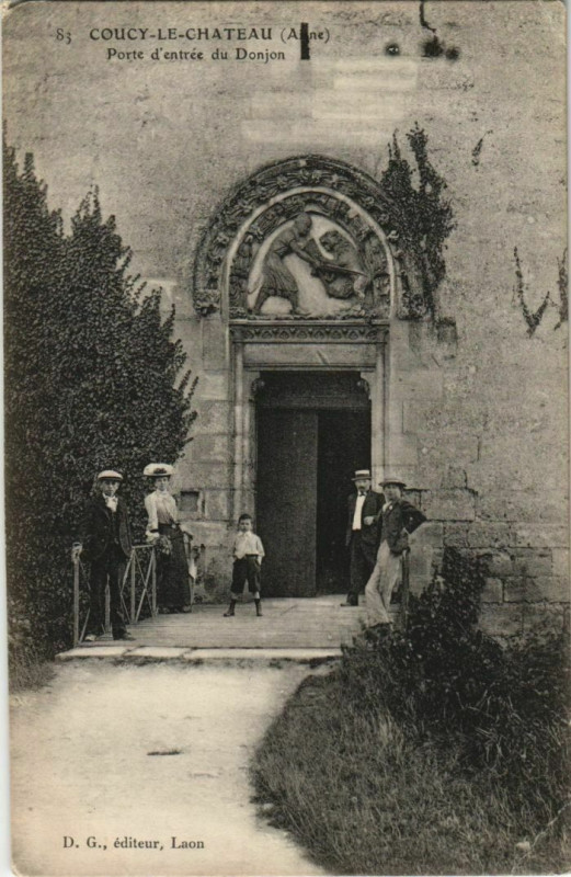 Carte postale ancienne Coucy-le-Chateau - Porte d'Entree du Donjon