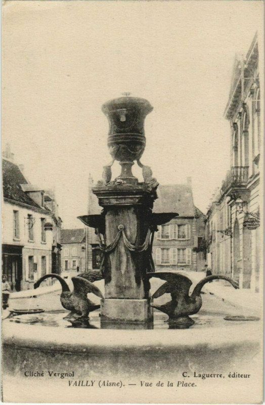 Carte postale ancienne Vailly - Vue de la Place