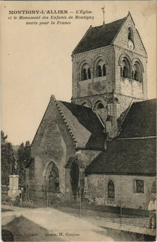 Carte postale ancienne Montigny-l'Allier - L'Eglise et le Monument des Enfants à Montigny-l'Allier