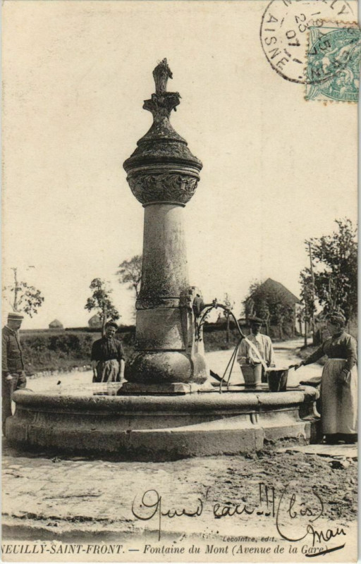 Carte postale ancienne Neuilly-Saint-Front - Fontaine du Mont - Avenue de la Gare à Neuilly-Saint-Front