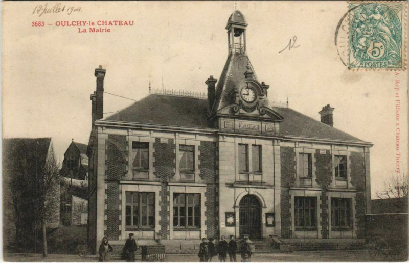 Carte postale ancienne Oulchy-le-Chateau - La Mairie à Oulchy-le-Château