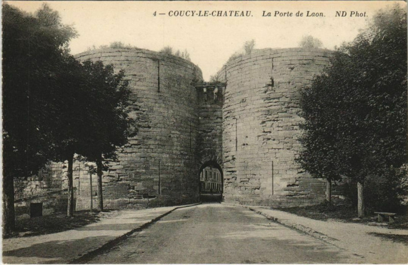 Carte postale ancienne Coucy-le-Chateau - La Porte de Laon à Laon