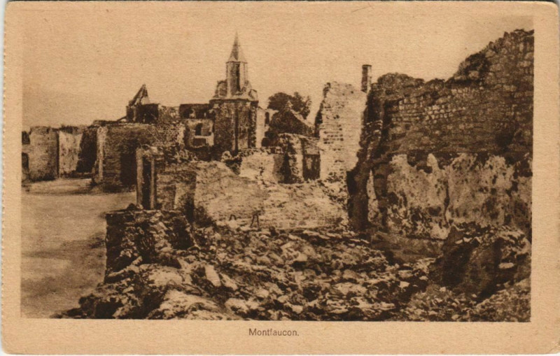 Carte postale ancienne Montfaucon - Town Scene - Ruines à Montfaucon