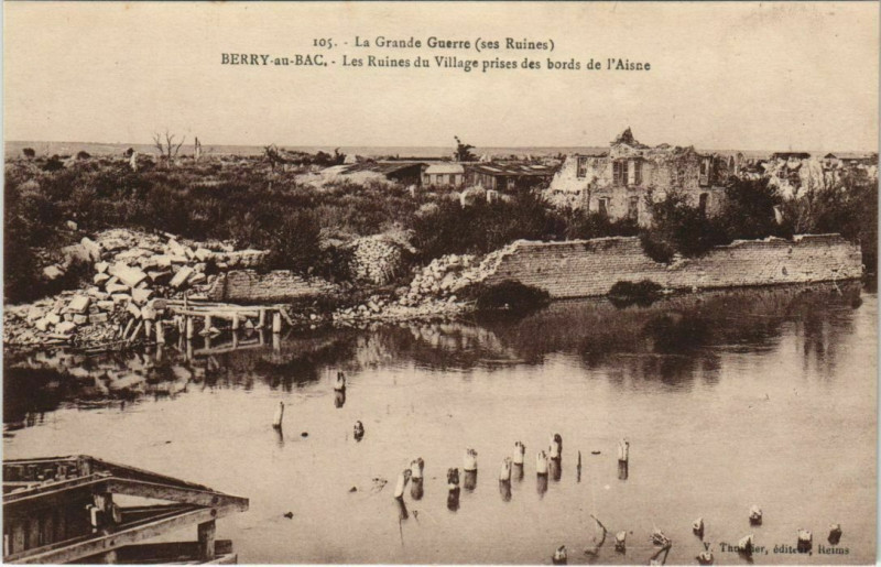 Carte postale ancienne Berry-au-Bac - Les Ruines du Village prises des Bords de l'Aisne à Berry-au-Bac