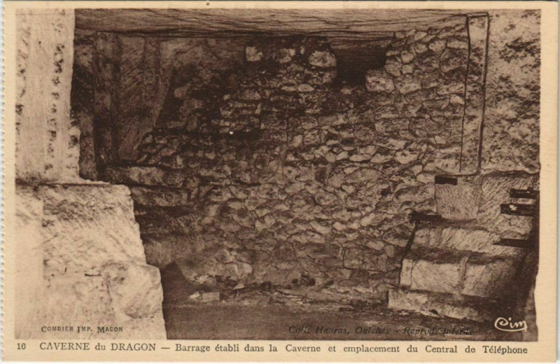 Carte postale ancienne Caverne du Dragon - Barrage etabli dans la Cavern