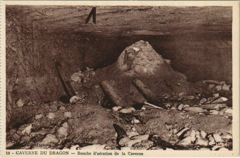 Carte postale ancienne Caverne du Dragon - Bouche d'Aeration de la Caverne