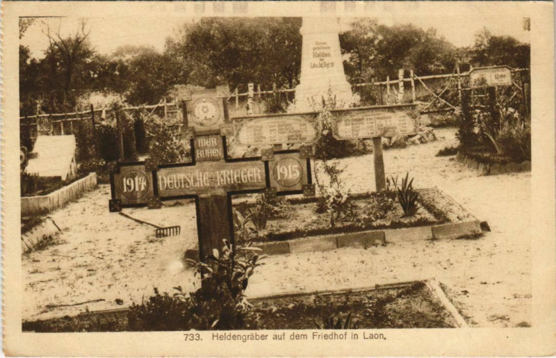 Carte postale ancienne Laon - Heldengraber auf dem Friedhof in Laon à Laon