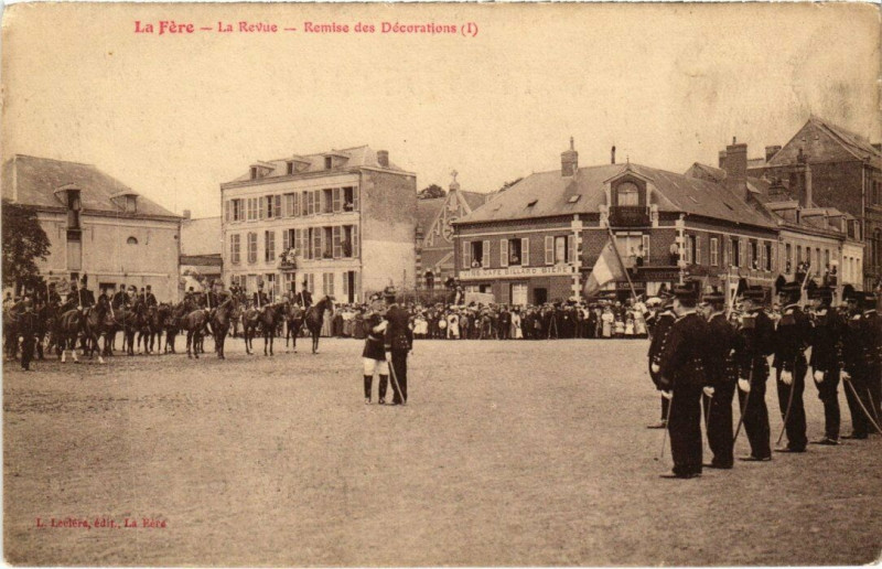 Carte postale ancienne Militaire - La Fere - La Revue à La Fère