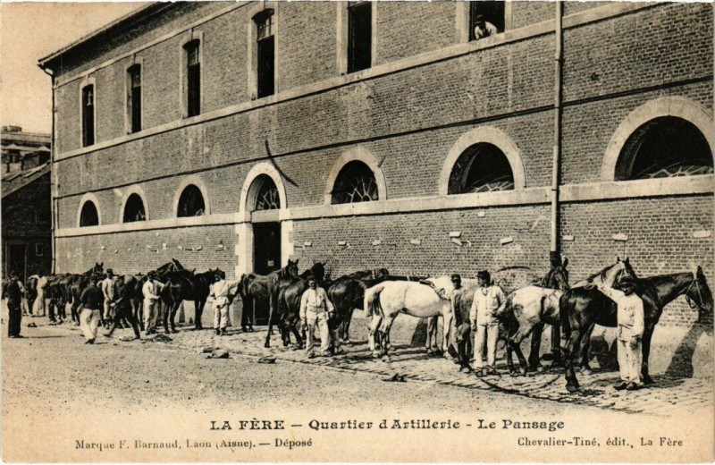 Carte postale ancienne Militaire - La Fere - Quartier d'Artillerie - Le Pansage à La Fère
