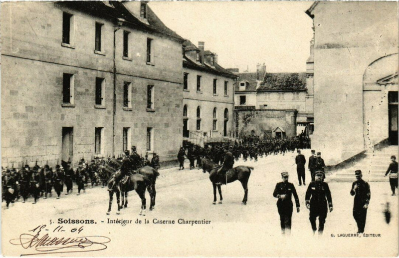 Carte postale ancienne Militaire - Soissons - Intérieur de la Caserne Charpentier à Soissons