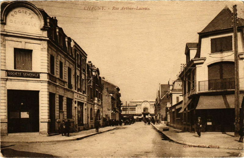 Carte postale ancienne Chauny-Rue Arthur Lacroix à Chauny