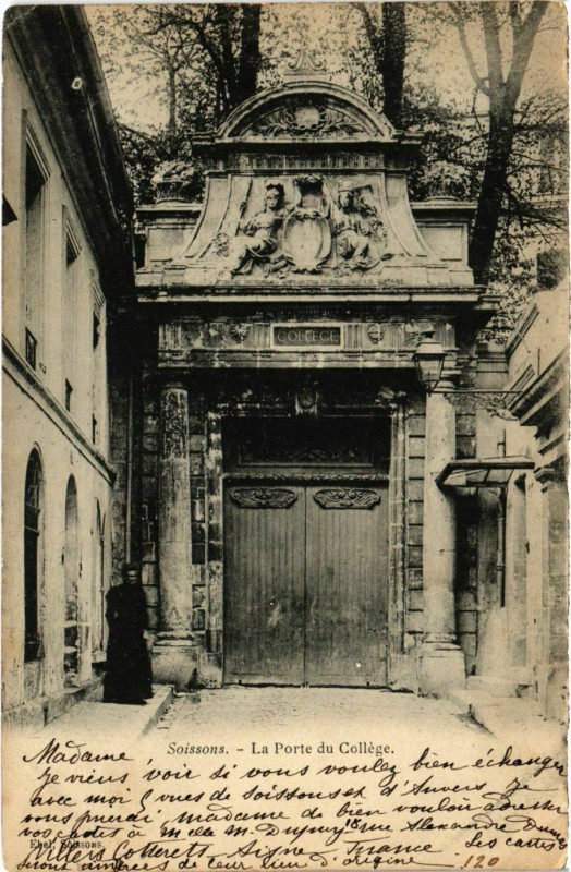 Carte postale ancienne Soissons La Porte du Collége à Soissons