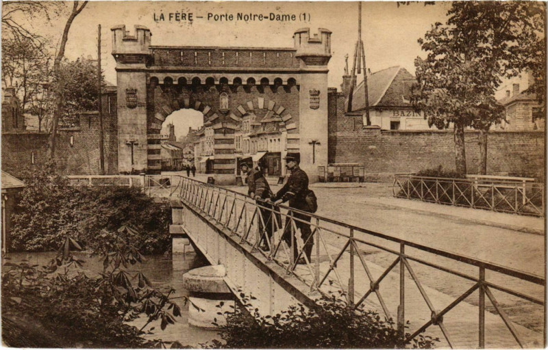 Carte postale ancienne La Fére Porte Notre Dame