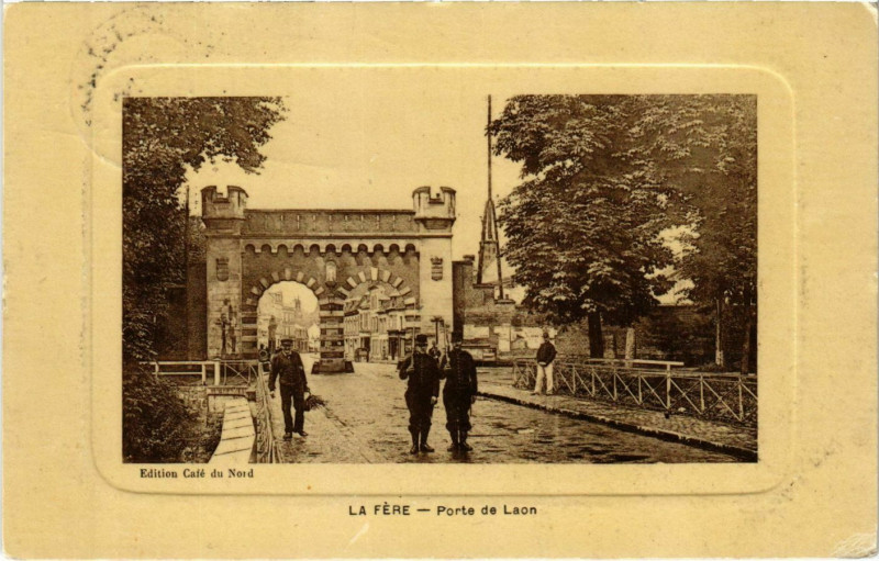 Carte postale ancienne La Fére Porte de Laon à Laon