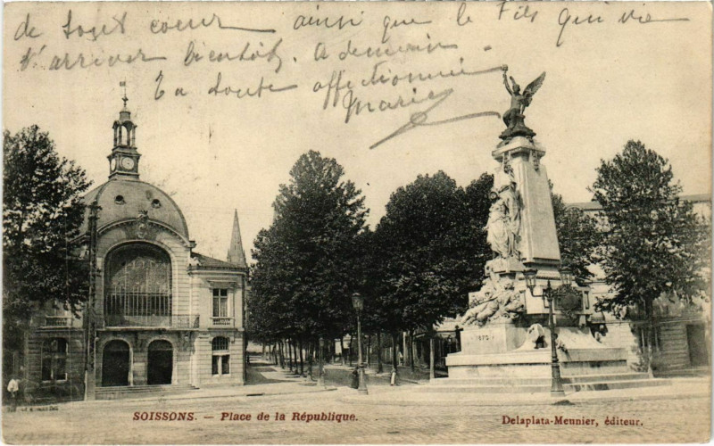 Carte postale ancienne Soissons Place de la République à Soissons