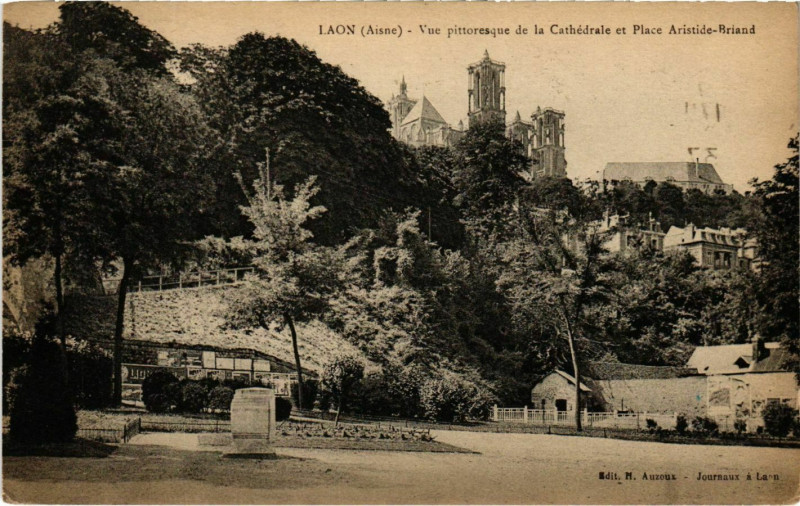 Carte postale ancienne Laon Cathedrale Place Aristid-Briand à Laon