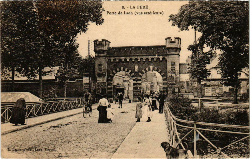 Carte postale ancienne La Fére Porte de Laon à Laon