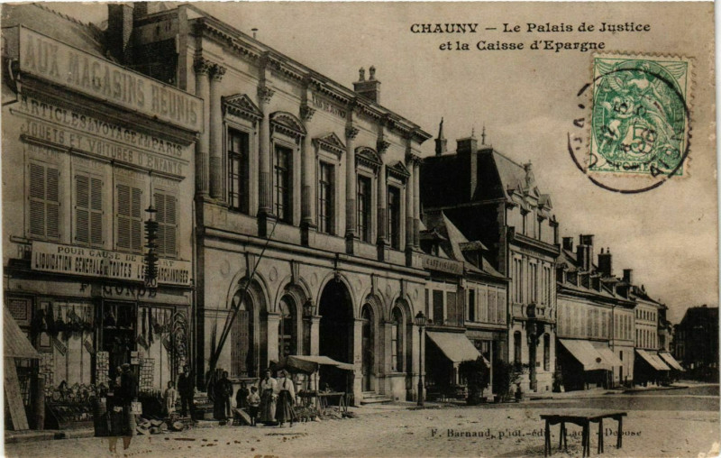 Carte postale ancienne Chauny Le Palais de Justice et la Caisse d'Epargne à Chauny