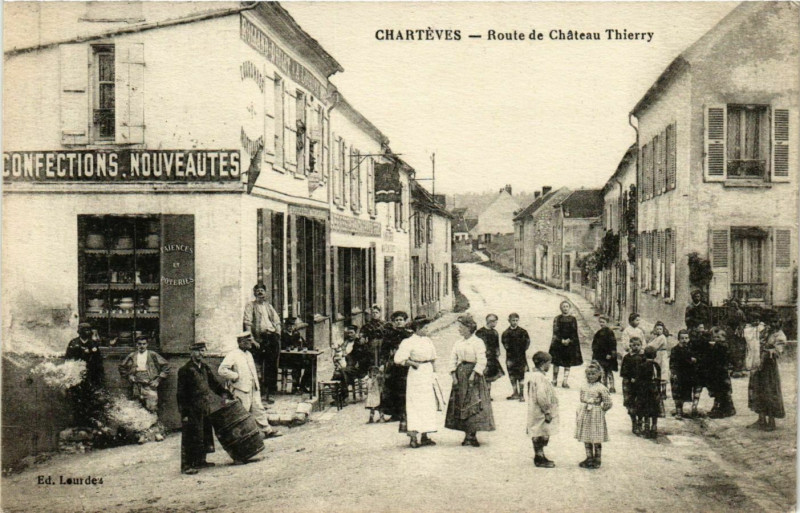 Carte postale ancienne Charteves Route de Chateau Thierry à Chartèves