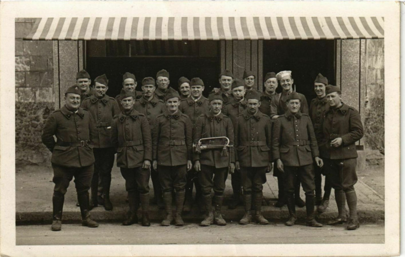 Carte postale ancienne Carte photo Cuffies ? Pres de Soissons groupe de soldats 1939 nov. à Cuffies