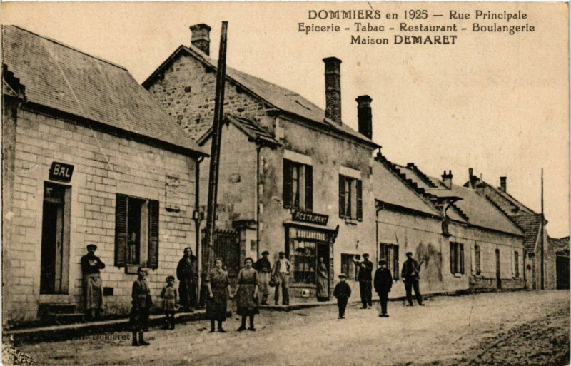 Carte postale ancienne Dommiers Rue Principale Epicerie, Tabac, Restaurant, Boulangerie à Dommiers