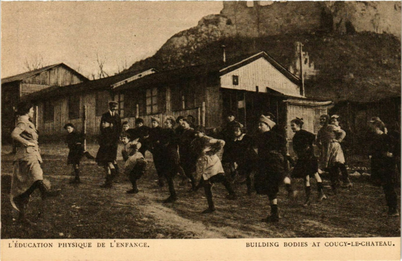 Carte postale ancienne Coucy-le-Chateau L'Education physique de l'enfance