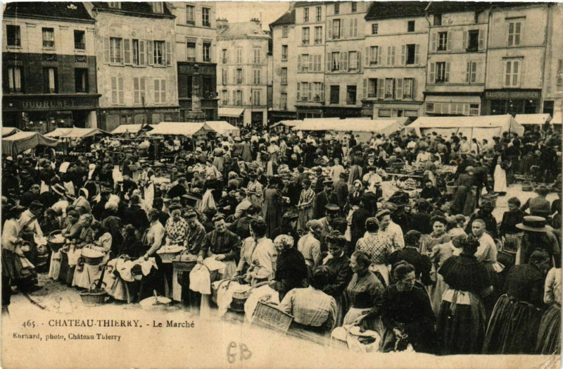 Carte postale ancienne Chateau-Thierry Le Marche à Château-Thierry