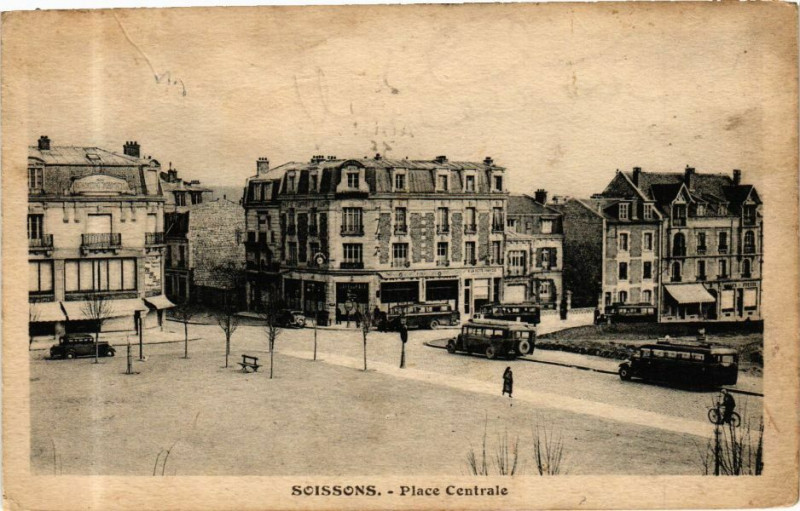 Carte postale ancienne Soissons Place Centrale à Soissons
