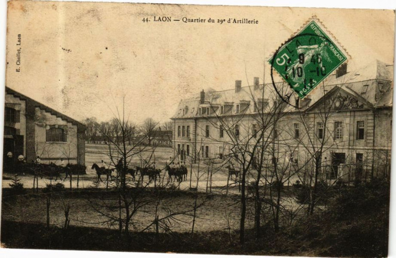 Carte postale ancienne Laon Quartier du 29 d'Artillerie à Laon