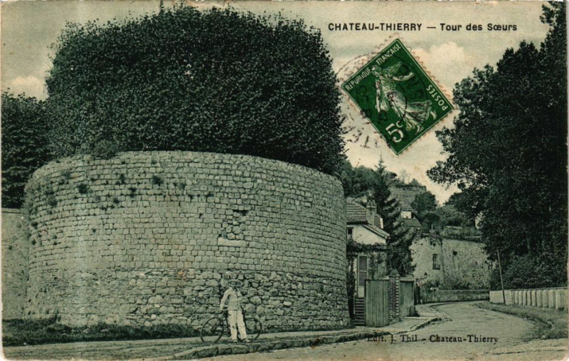 Carte postale ancienne Chateau-Thierry Tour des Soeurs à Château-Thierry