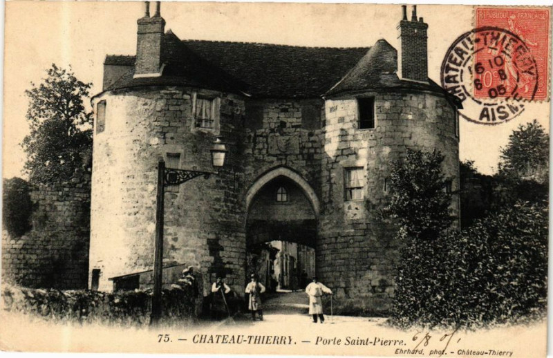 Carte postale ancienne Chateau-Thierry Porte Saint Pierre à Château-Thierry
