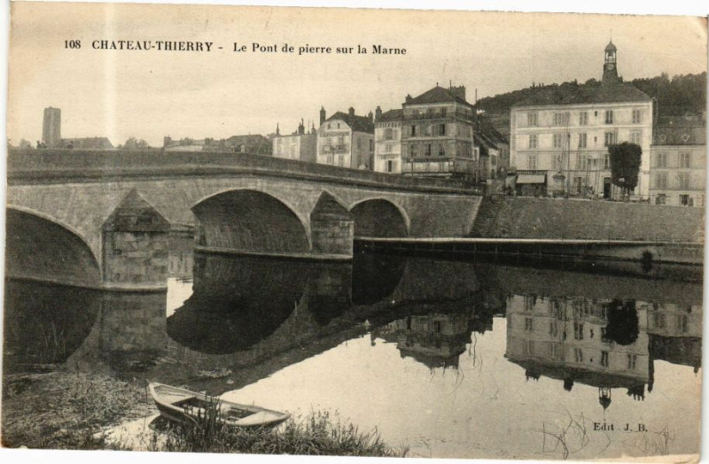Carte postale ancienne Chateau-Thierry Le Pont de pierre sur la Marne à Château-Thierry