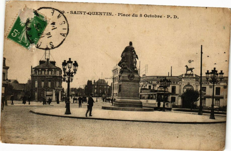 Carte postale ancienne Saint-Quentin Place du 8 Octobre à Saint-Quentin