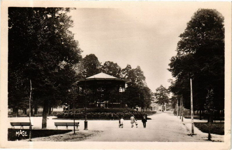 Carte postale ancienne Saint-Quentin Le Jardin Public à Saint-Quentin