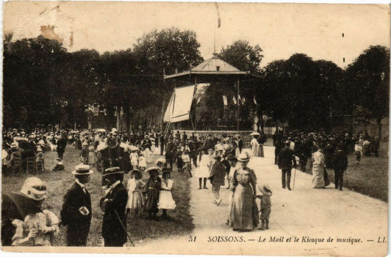 Carte postale ancienne Soissons Le Mail et le Kiosque de musique à Soissons