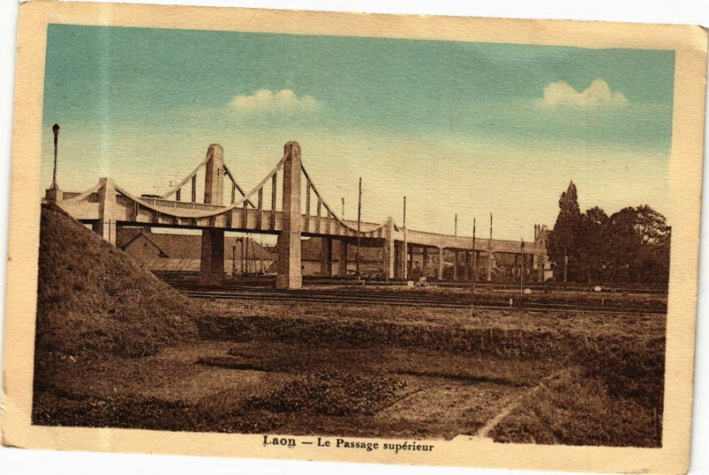 Carte postale ancienne Laon Le Passage superieur à Laon
