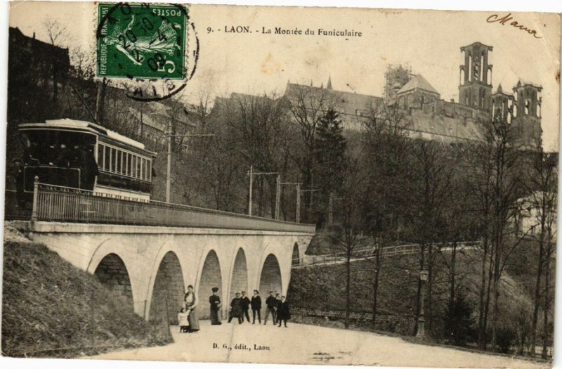 Carte postale ancienne Laon La Montee du Funiculaire à Laon