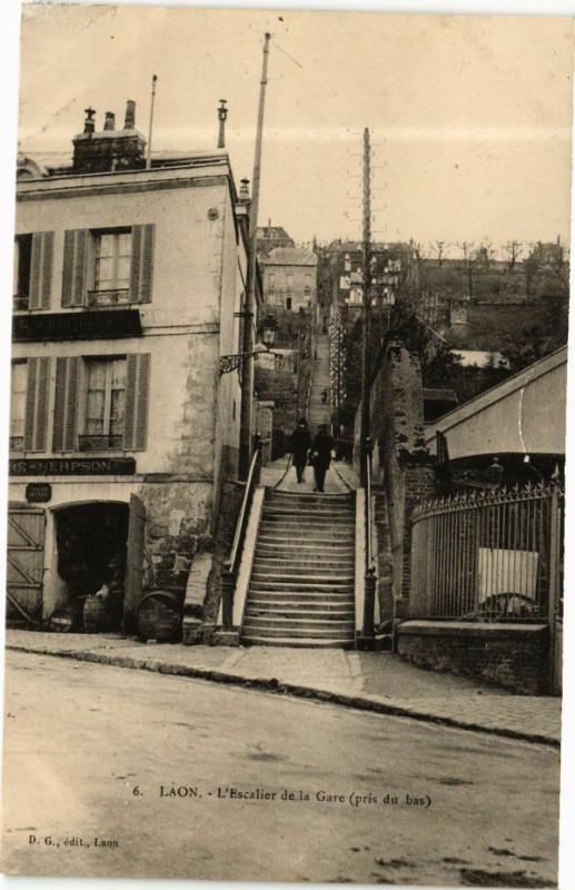 Carte postale ancienne Laon L'Escalier de la Gare (pris du bas) à Laon
