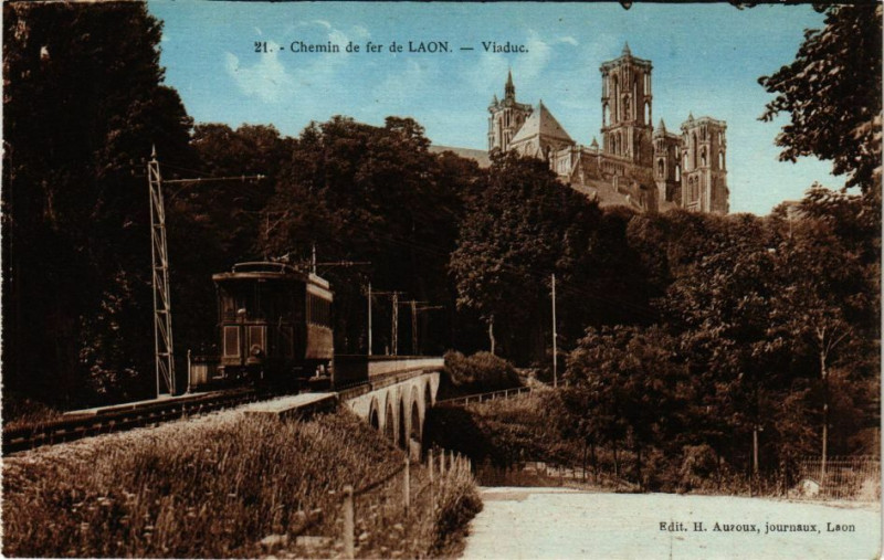 Carte postale ancienne Laon Chemin de fer Viaduc à Laon