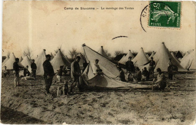 Carte postale ancienne Camp de Sissonne Le montage des Tentes à Sissonne