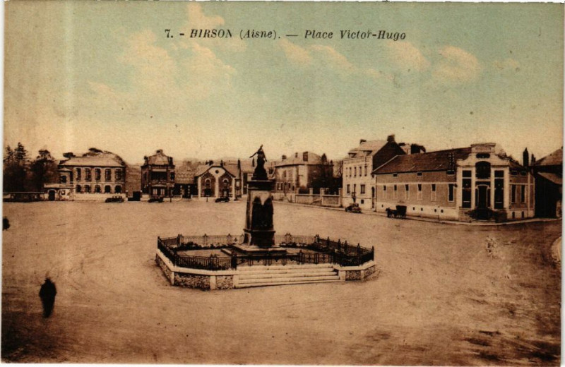 Carte postale ancienne Birson Place Victor-Hugo