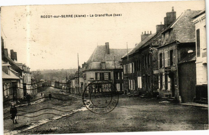 Carte postale ancienne Rozoy sur Serre La Grand Rue (bas) à Rozoy-sur-Serre