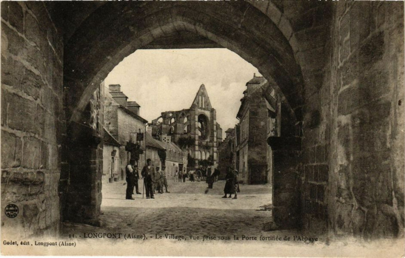 Carte postale ancienne Longpont Le Village, sous la Porte fortifiee de l'Abbaye à Longpont