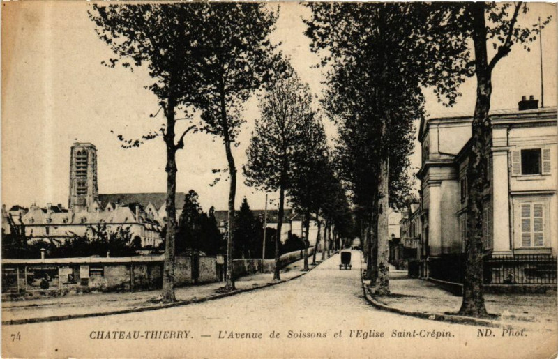 Carte postale ancienne Chateau-Thierry L'Avenue de Soissons et l'Eglise Saint-Crepin à Château-Thierry