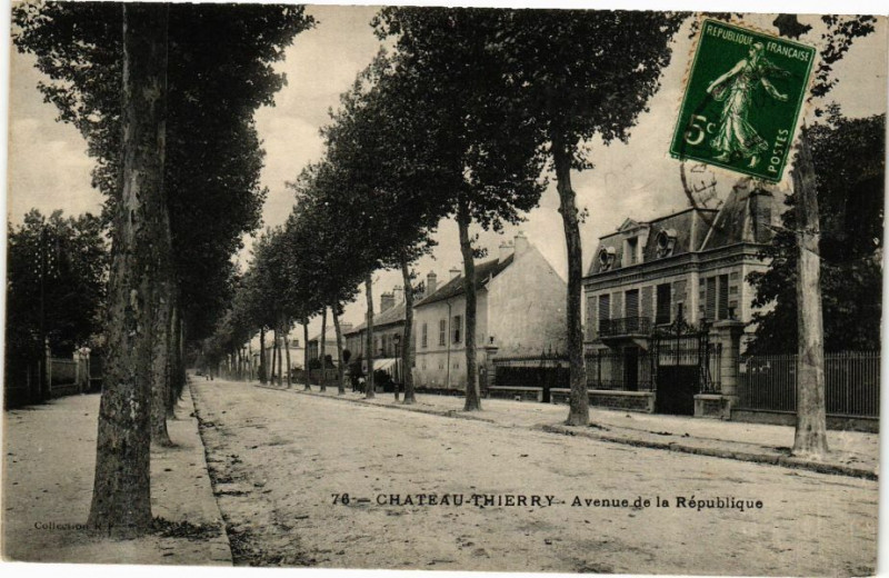 Carte postale ancienne Chateau-Thierry Avenue de la Republique à Château-Thierry