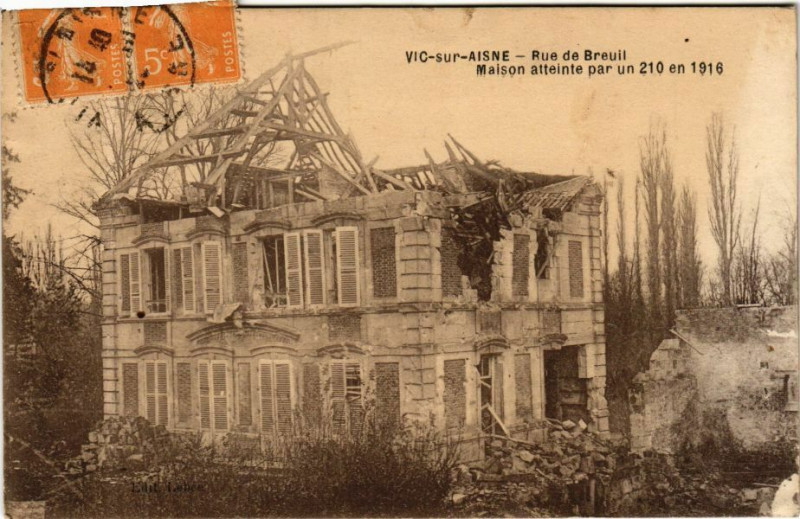 Carte postale ancienne Vic-Sur-Aisne Rue de Breuil, Maison atteinte par un 210 en 1916 à Vic-sur-Aisne