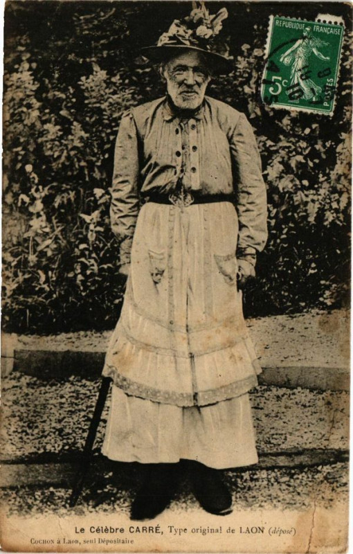 Carte postale ancienne Laon Le Celebre Carre, type original de Laon à Laon