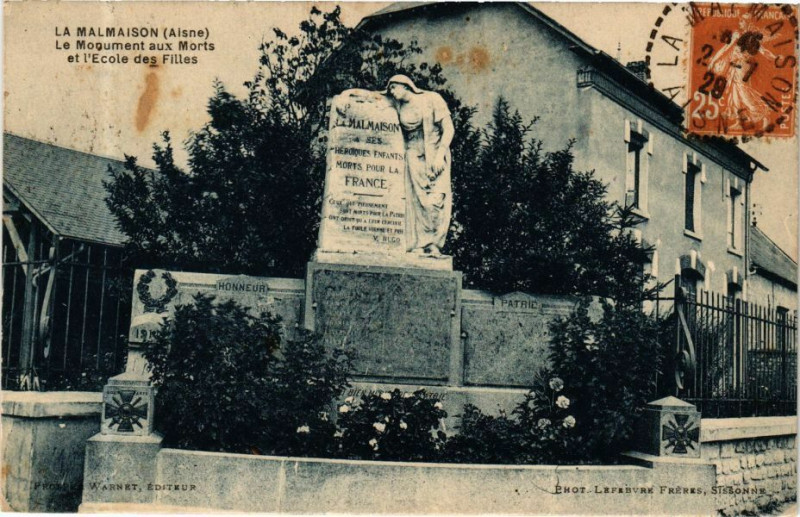 Carte postale ancienne La Malmaison Le Monument aux Morts et l'Ecole des Filles à La Malmaison