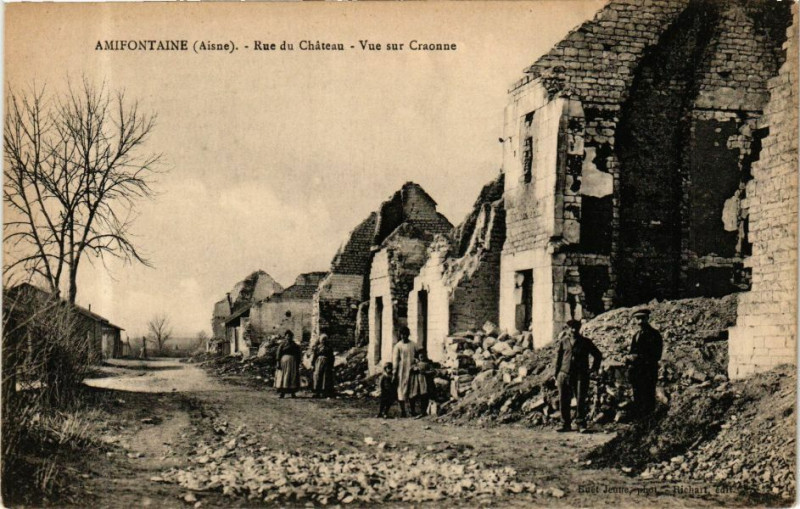 Carte postale ancienne Amifontaine Rue du Chateau Vue sur Craonne à Amifontaine