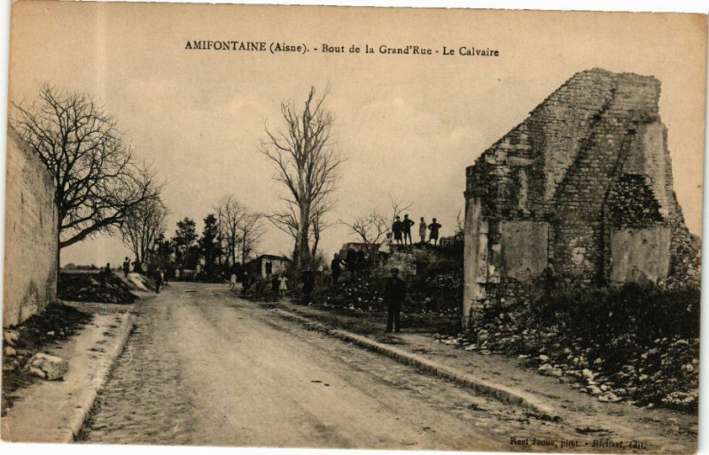 Carte postale ancienne Amifontaine Bout de la Grand Rue Le Calvaire à Amifontaine